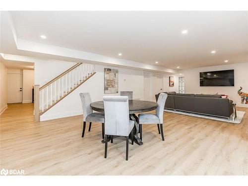 7 Cleveland Court, Oro-Medonte, ON - Indoor Photo Showing Dining Room