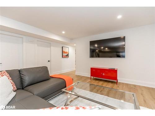 7 Cleveland Court, Oro-Medonte, ON - Indoor Photo Showing Living Room