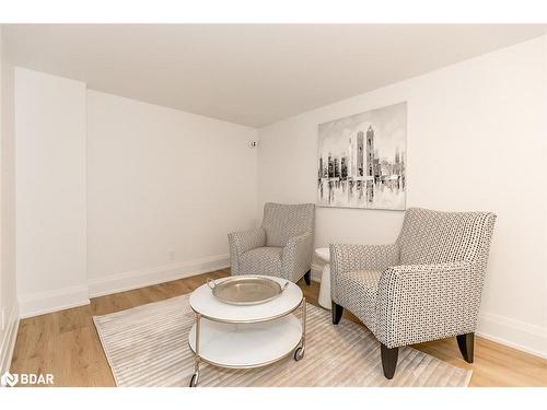 7 Cleveland Court, Oro-Medonte, ON - Indoor Photo Showing Living Room