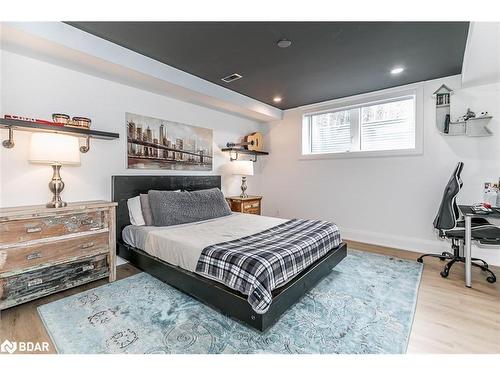 7 Cleveland Court, Oro-Medonte, ON - Indoor Photo Showing Bedroom