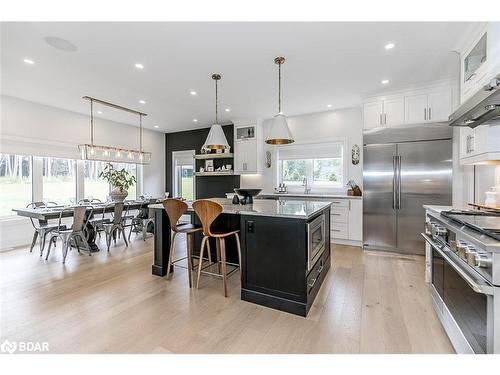 7 Cleveland Court, Oro-Medonte, ON - Indoor Photo Showing Kitchen With Upgraded Kitchen