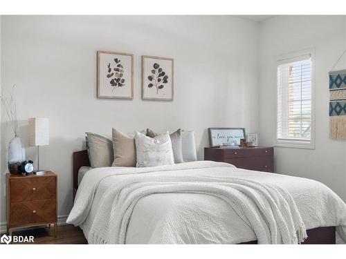 205-5 Greenwich Street, Barrie, ON - Indoor Photo Showing Bedroom