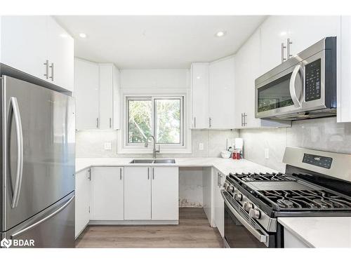 7170 Highway 9, New Tecumseth, ON - Indoor Photo Showing Kitchen With Double Sink With Upgraded Kitchen