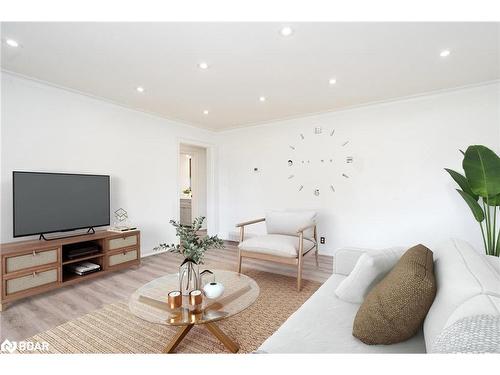 7170 Highway 9, New Tecumseth, ON - Indoor Photo Showing Living Room