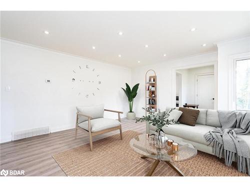 7170 Highway 9, New Tecumseth, ON - Indoor Photo Showing Living Room