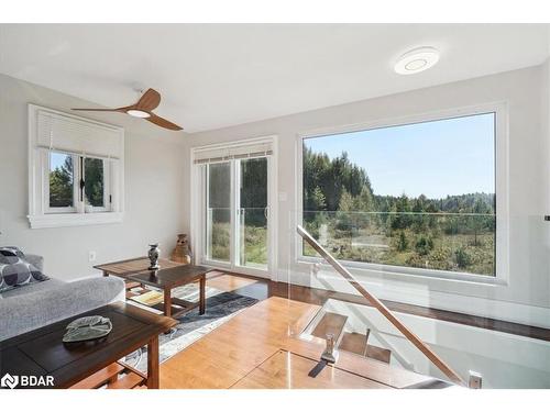 19696 Shaws Creek Road, Caledon, ON - Indoor Photo Showing Living Room