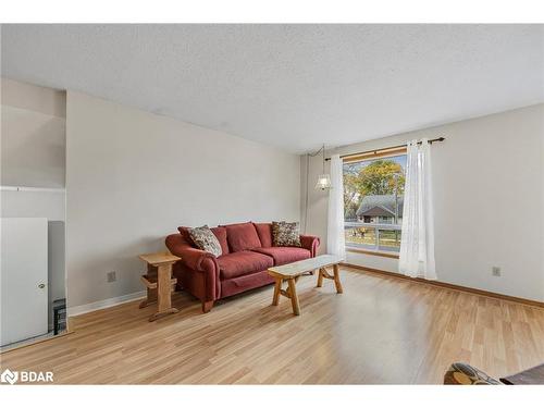 133 Gunn Street, Barrie, ON - Indoor Photo Showing Living Room