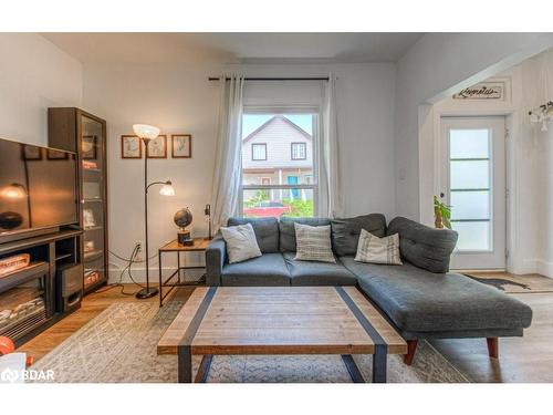 344 Emerald Street N, Hamilton, ON - Indoor Photo Showing Living Room