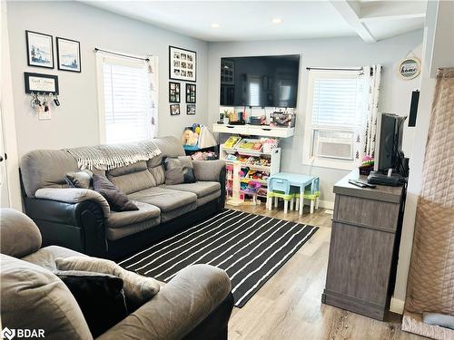 35 Sixth Street, Collingwood, ON - Indoor Photo Showing Living Room