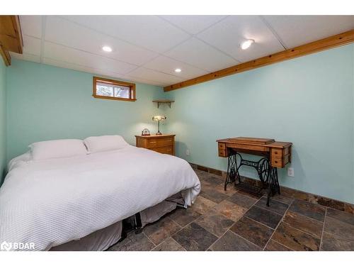 1048 Fern Road, Innisfil, ON - Indoor Photo Showing Bedroom