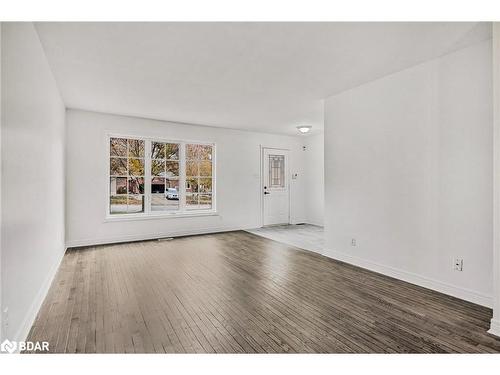 380 Leacock Drive, Barrie, ON - Indoor Photo Showing Living Room