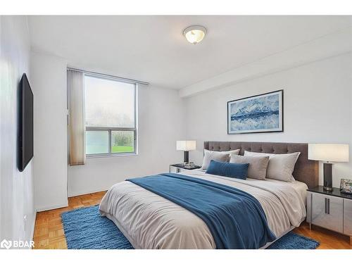 317-10 Edgecliff Golfway, Toronto, ON - Indoor Photo Showing Bedroom