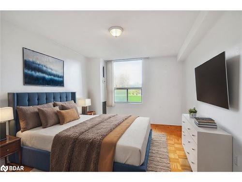 317-10 Edgecliff Golfway, Toronto, ON - Indoor Photo Showing Bedroom