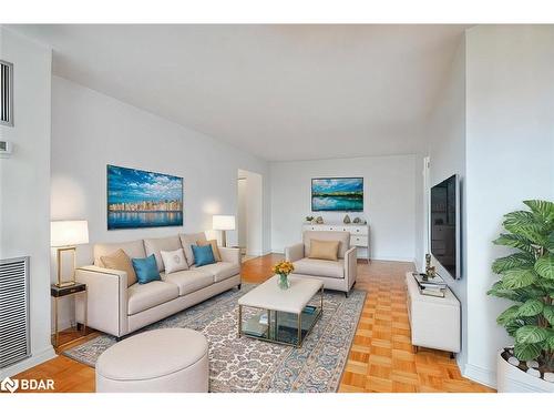 317-10 Edgecliff Golfway, Toronto, ON - Indoor Photo Showing Living Room