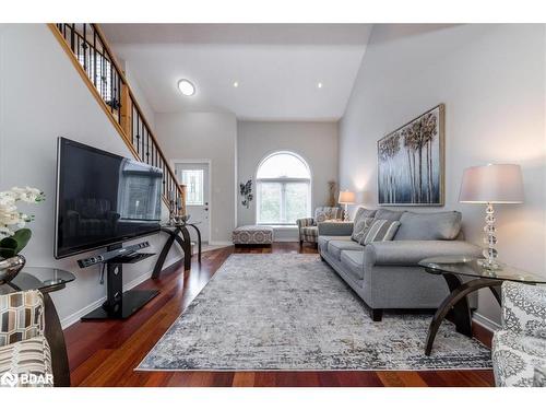 19-358 Little Avenue, Barrie, ON - Indoor Photo Showing Living Room