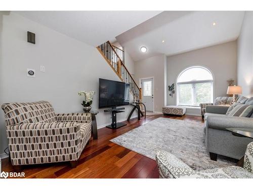 19-358 Little Avenue, Barrie, ON - Indoor Photo Showing Living Room