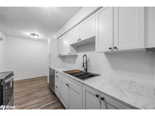 6-2 Bernick Drive, Barrie, ON - Indoor Photo Showing Kitchen