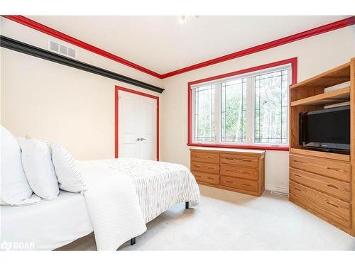 138 Knox Road E, Wasaga Beach, ON - Indoor Photo Showing Bedroom