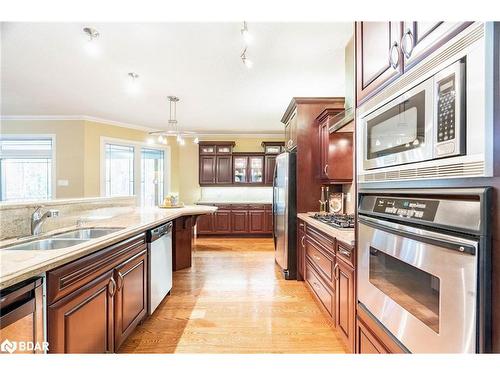 138 Knox Road E, Wasaga Beach, ON - Indoor Photo Showing Kitchen With Double Sink With Upgraded Kitchen