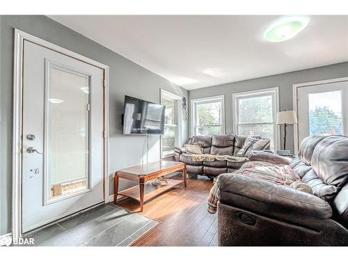 4 Clover Court, Kawartha Lakes, ON - Indoor Photo Showing Living Room