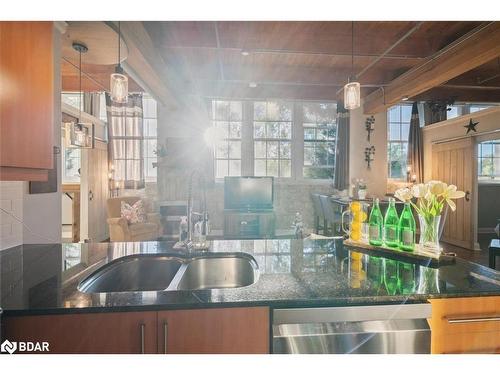 113-543 Timothy Street, Newmarket, ON - Indoor Photo Showing Kitchen With Double Sink