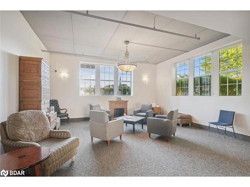 113-543 Timothy Street, Newmarket, ON - Indoor Photo Showing Living Room