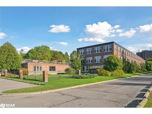 113-543 Timothy Street, Newmarket, ON - Outdoor With Facade