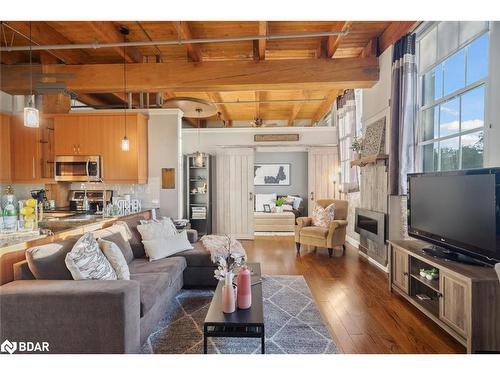 113-543 Timothy Street, Newmarket, ON - Indoor Photo Showing Living Room