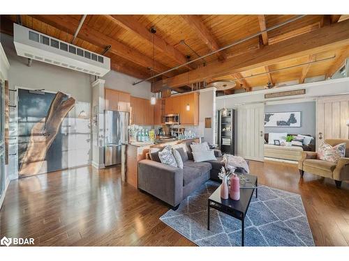 113-543 Timothy Street, Newmarket, ON - Indoor Photo Showing Living Room