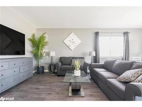 2834 Perry Avenue, Brechin, ON - Indoor Photo Showing Living Room