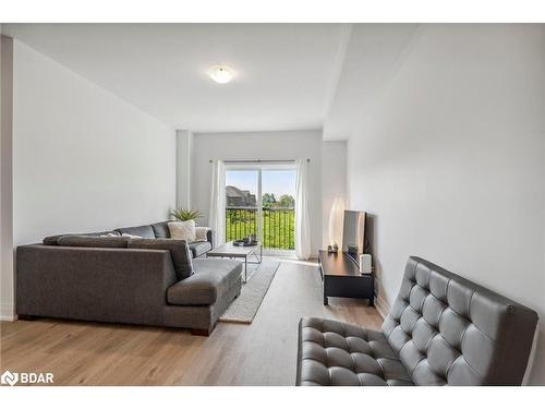 1495 Purchase Place Place, Lefroy, ON - Indoor Photo Showing Living Room