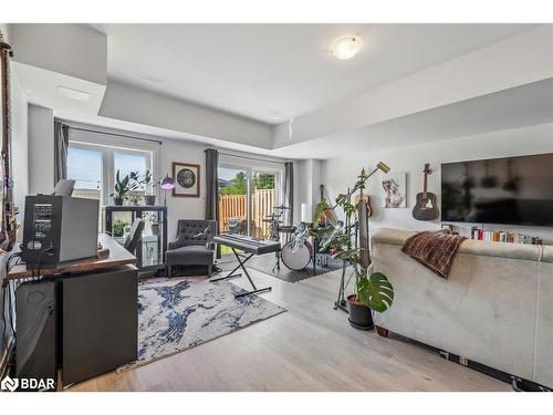 1495 Purchase Place Place, Lefroy, ON - Indoor Photo Showing Living Room