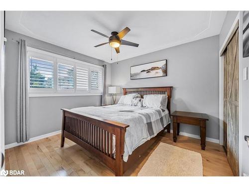 7 Howard Crescent, Barrie, ON - Indoor Photo Showing Bedroom