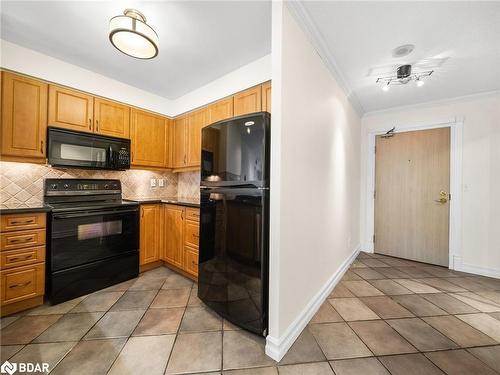 1103-140 Dunlop Street E, Barrie, ON - Indoor Photo Showing Kitchen