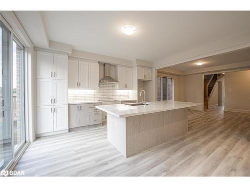 19 Amsterdam Drive, Barrie, ON - Indoor Photo Showing Kitchen With Upgraded Kitchen