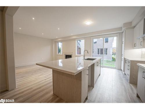 19 Amsterdam Drive, Barrie, ON - Indoor Photo Showing Kitchen