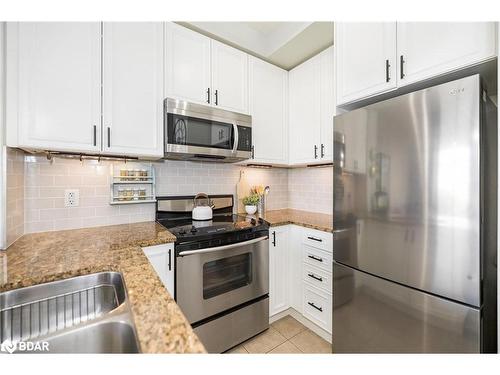 701-9235 Jane Street, Maple, ON - Indoor Photo Showing Kitchen With Double Sink With Upgraded Kitchen