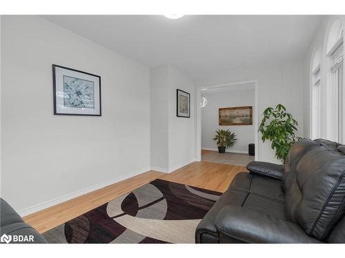 52 Pearl Street, Wasaga Beach, ON - Indoor Photo Showing Living Room