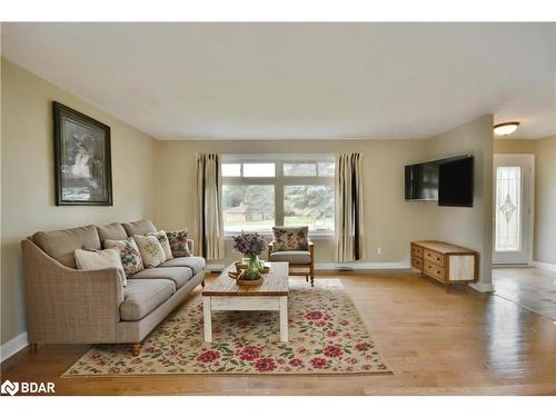 5 Creswick Court, Barrie, ON - Indoor Photo Showing Living Room