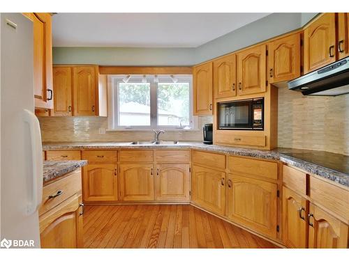 5 Creswick Court, Barrie, ON - Indoor Photo Showing Kitchen With Double Sink