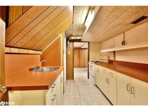 5 Creswick Court, Barrie, ON - Indoor Photo Showing Kitchen