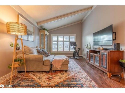 2263 25Th Sideroad, Innisfil, ON - Indoor Photo Showing Living Room