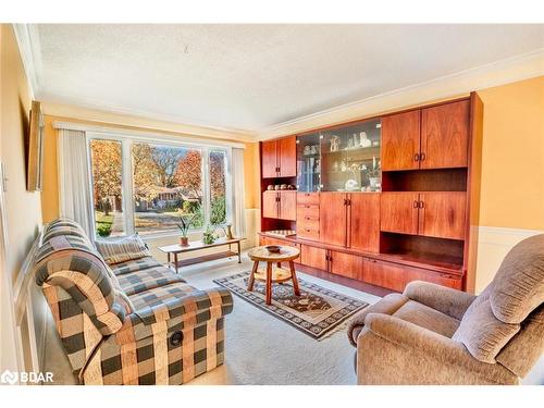 17 Mayfair Drive, Barrie, ON - Indoor Photo Showing Living Room