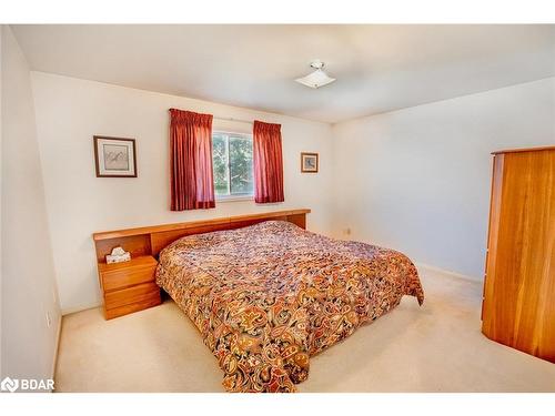 17 Mayfair Drive, Barrie, ON - Indoor Photo Showing Bedroom