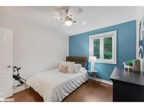 100 Pine Post Road, Keswick, ON - Indoor Photo Showing Bedroom