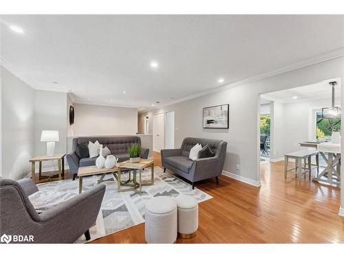 100 Pine Post Road, Keswick, ON - Indoor Photo Showing Living Room