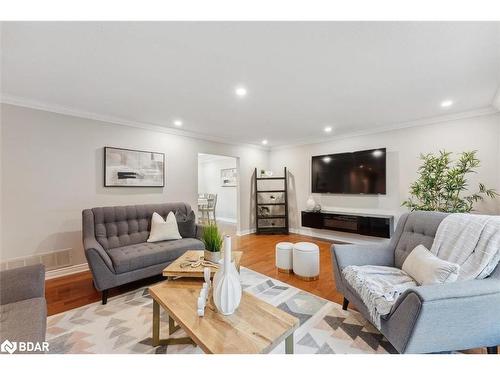 100 Pine Post Road, Keswick, ON - Indoor Photo Showing Living Room