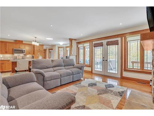 5 Northwood Court, Oro-Medonte, ON - Indoor Photo Showing Living Room