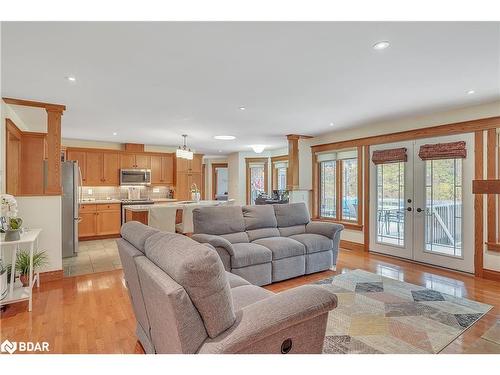 5 Northwood Court, Oro-Medonte, ON - Indoor Photo Showing Living Room