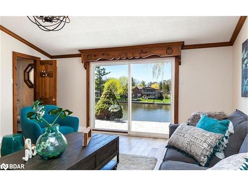 90 Edgewater Road, Wasaga Beach, ON - Indoor Photo Showing Living Room